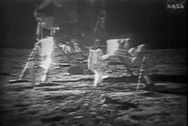 40. výročí Apolla 11 NASA oslavil nově upravenými záběry z Měsíce.