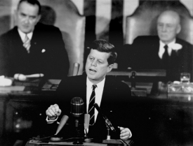 John F. Kennedy hovoří 25. května 1961 před Kongresem.