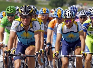 Lance Armstrong (vlevo), Alberto Contador (vpravo).