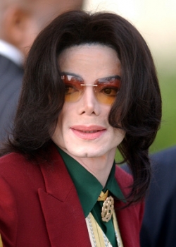 Michael Jackson na archivním snímku z roku 2005.