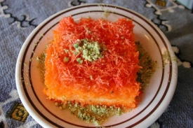 Tradiční specialitou Palestiny je koláč kunáfe.