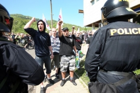 Demonstrace extremistů v Krupce.