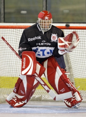 Hokejový brankář Dominik Hašek během tréninku extraligových Pardubic.