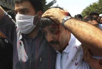 Zranění při demonstraci před Teheránskou univerzitou 17. 7. 09.