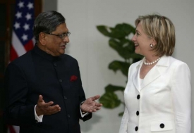 Vojenský pakt. Clintonová a indický ministr obrany Krišna.