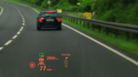 BMW řady 7 může aktuální rychlostní limit promítat spolu s ostatními nejdůležitějšími údaji přímo před řidiče na přední sklo. Musíte si však připlatit za head-up display.
