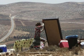 Židovští osadníci uklízejí zbytky evakuované osady.