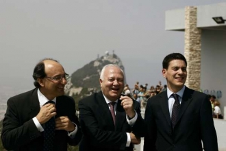 Ministři (zleva) Moratinos, Miliband a Caruana.