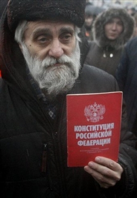 Demonstrant s kopií ruské ústavy.