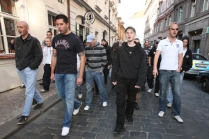 Vávra (druhý zleva) na demonstraci za propuštění zadržených neonacistů