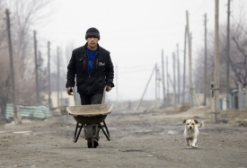 V Kyrgyzstánu mají strategické zájmy Rusko i USA, země zůstává chudá.