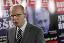 Bohuslav Sobotka před volebními plakáty pro další volby.