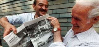 Dva muži v Miláně se smějí Topolánkovi dole bez.