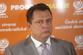 Jiřího Paroubka nikdo k odchodu z čela strany nevyzval.