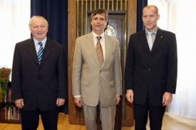 Ministr Janota s premiérem Fischerem a Zdeňkem Tůmou z ČNB.