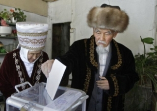 Bakijev by prý vyhrál i bez podvodů, má podporu chudých Kyrgyzů.