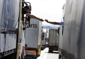 Řidiči kamionů si rádi krátí cestu obcí Nehvizdy (ilustrační foto).