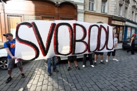 Extremisté si na pražskou demonstraci připravili transparent.