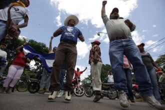 Přívrženci svrženého prezidenta protestují v Tegucigalpě.