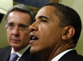 Obama hovoří o Hondurasu s kolumbijským prezidentem Uribem.