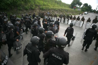 Vojáci vytlačili Zelayovy přívržence z cesty k letišti v Tegucigalpě.