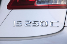 Kupé-kabriolet Lexus IS se prodává pouze se šestiválcem 2,5 litru a automatickou převodovkou.