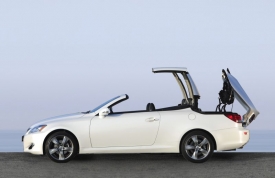 Lexus IS 250C se proměn&iacute; z kup&eacute; na kabriolet či naopak za 20 sekund, což je nejlep&scaron;&iacute; čas dosažen&yacute; tř&iacute;d&iacute;lnou skl&aacute;dac&iacute; střechou.