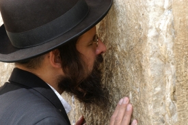 Ortodoxní Žid u zdi nářků (ilustrační foto).