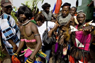 Tradiční tanečníci na volebním mítinku v Bissau.