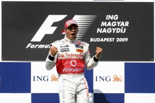 Radující se Lewis Hamilton.