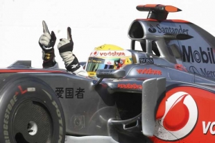 Lewis Hamilton se raduje z triumfu ve Velké ceně Maďarska.