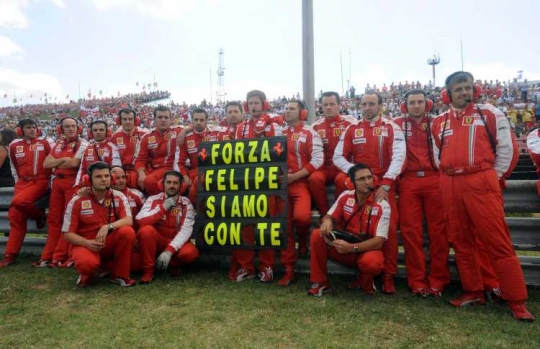 Mechanici Ferrari se vzkazem zraněnému Felipemu Massovi.