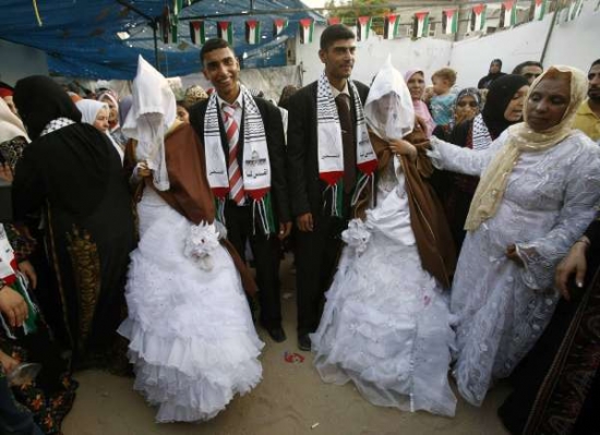 Na svatbě v Gaze. Dívky pod závojem.