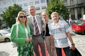Mirek Topolánek s rodinou oslavil vítěztví ve volbách v roce 2006.