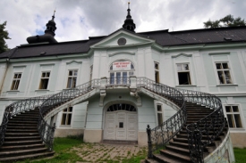 Na nového majitele čeká i zámek v Horním Maršově na Trutnovsku.