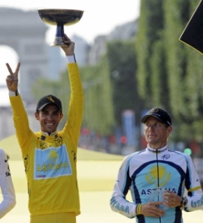 Vlevo vítěz Contador, vpravo rival Armstrong, celkově třetí.