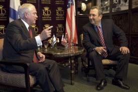 Americký ministr obrany Gates (vlevo) na jednání s Ehudem Barakem.