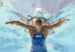Rebecca Soniová ze Spojených států v závodě na 100 metrů. V Římě se v těchto dnech koná mistrovství světa v plavání. (Foto: ČTK/AP)
