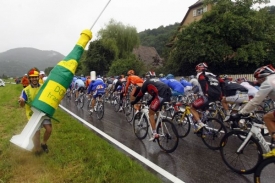 Fanoušek na trati Tour de France 2009 se symbolem dopingu.
