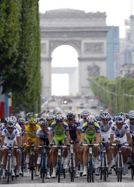Peloton Tour de France projíždí Paříží.