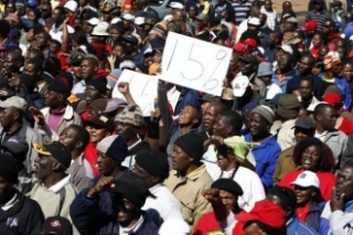 Demonstrující odboráři v Johannesburgu.