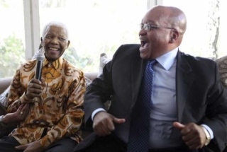 Zuma (vpravo) s Mandelou. Mandela vyčítá nynější vládě hlavně korupci.