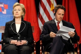 Členové vlády USA: Hilary Clinton a Timothy Geithner.