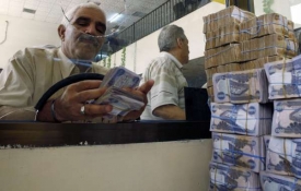 Počítání peněz v jedné z bagdádských bank (ilustrační foto).