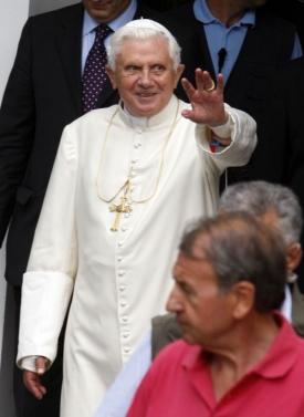 Papež Benedikt XVI. zavítá za Klausem na Pražský hrad.