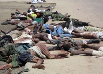 Mrtví islamisté před policejní stanicí v Maiduguri.