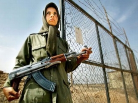 Aktivistka Lidových modžáhedů v čase, kdy měli ještě v Iráku zbraně.
