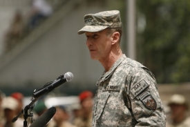 Velitel McChrystal vysílá signály, že Obamovy posily nebudou stačit.