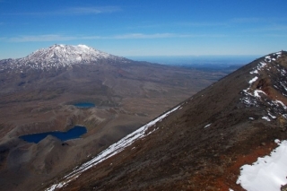 V pozadí je zasněžená činná sopka Mount Ruapehu.