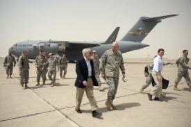 Robert Gates (v obleku) přilétl do Bagdádu.
